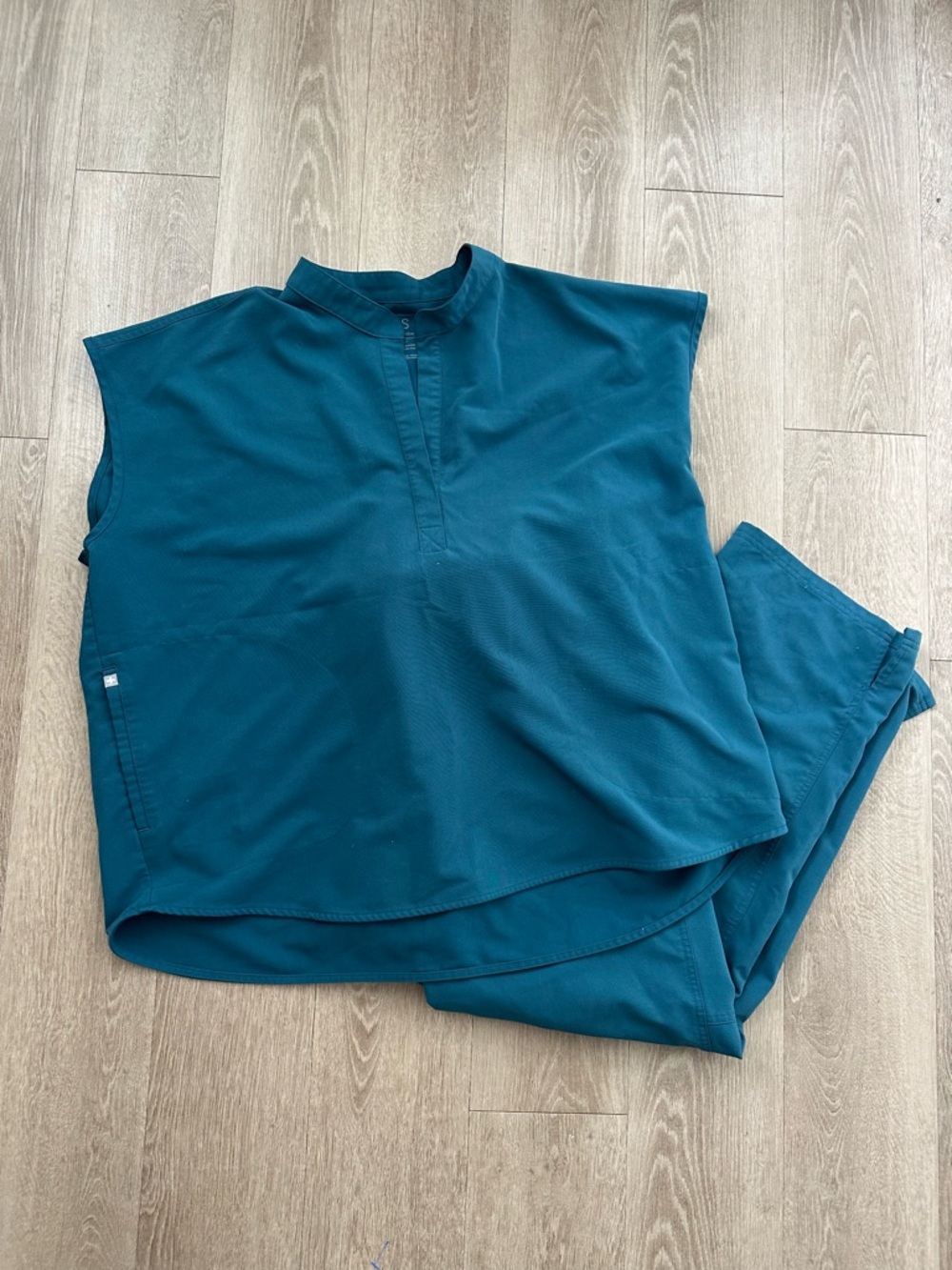 FIGS Tech Caribbean Blue Kade Cargo Scrub Pants / Rafaela Top Uniform Set XXL
